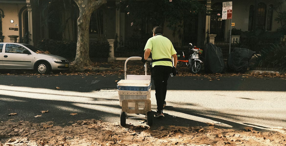 Ile zarabia listonosz?