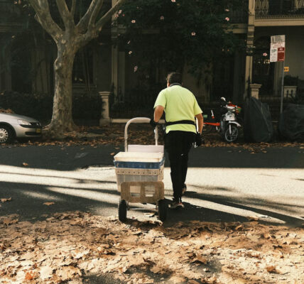 Ile zarabia listonosz?