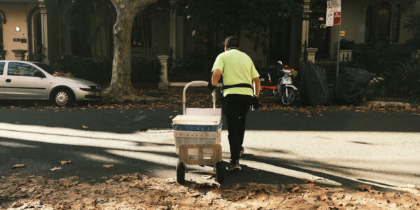 Ile zarabia listonosz?