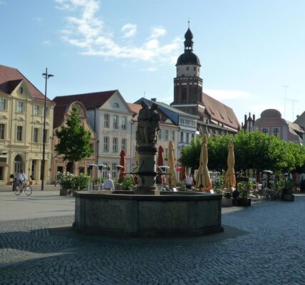 Altmarkt i kościół Oberkirche St. Nikolai w Chociebużu