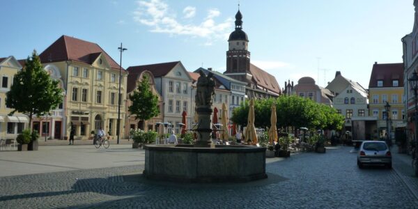 Altmarkt i kościół Oberkirche St. Nikolai w Chociebużu