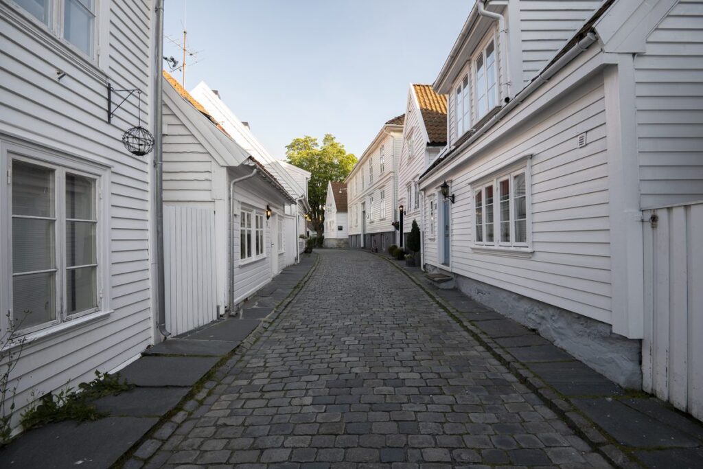 Białe drewniane domy w Gamle Stavanger