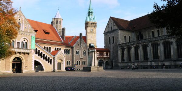 Burgplatz z Lwem Brunszwickim, katedrą i zamkiem Dankwarderode