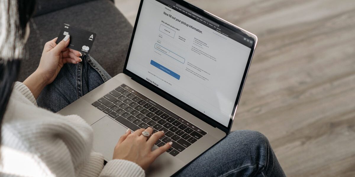 Płatność kartą podczas zakupów internetowych