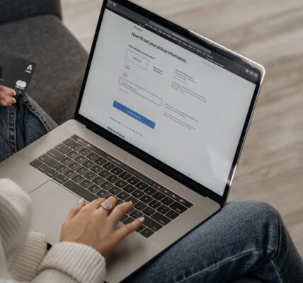 Płatność kartą podczas zakupów internetowych