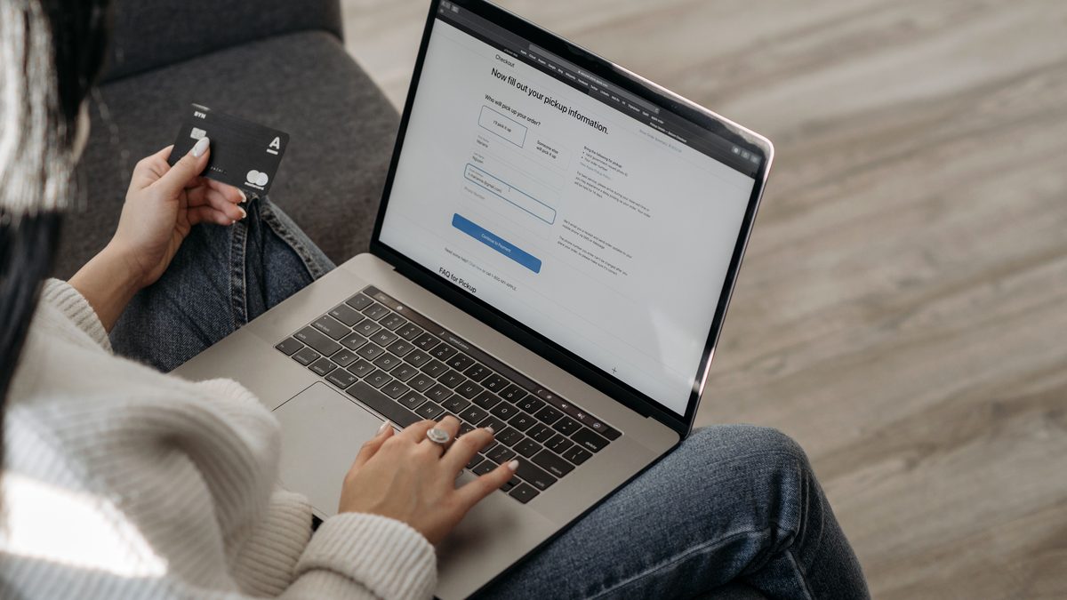 Płatność kartą podczas zakupów internetowych