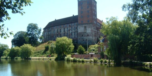 Zamek Koldinghus nad jeziorem Slotssøen w Kolding