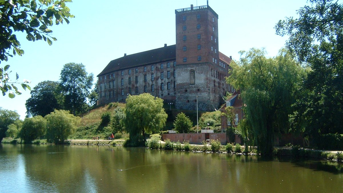 Zamek Koldinghus nad jeziorem Slotssøen w Kolding