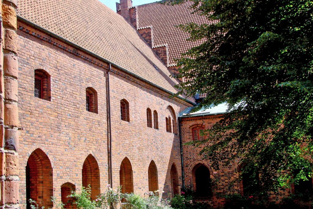 Dziedziniec klasztoru karmelitów w Helsingør