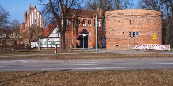 Friedländer Tor i średniowieczne fortyfikacje Neubrandenburga