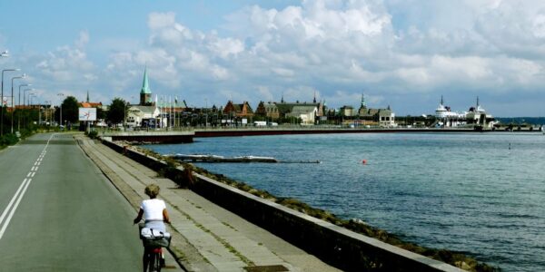 Helsingør nad cieśniną Sund z portem i zabytkową zabudową