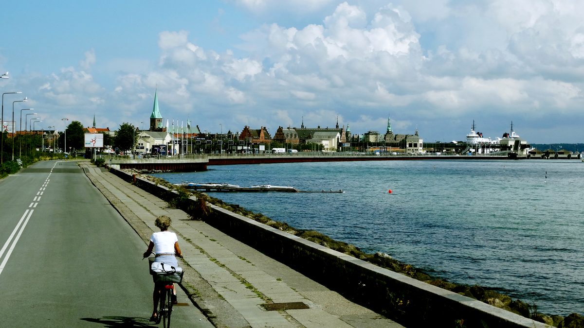 Helsingør nad cieśniną Sund z portem i zabytkową zabudową