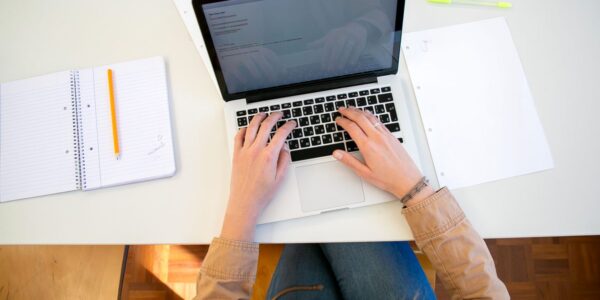 Doktorant przygotowujący indywidualny plan badawczy przy laptopie