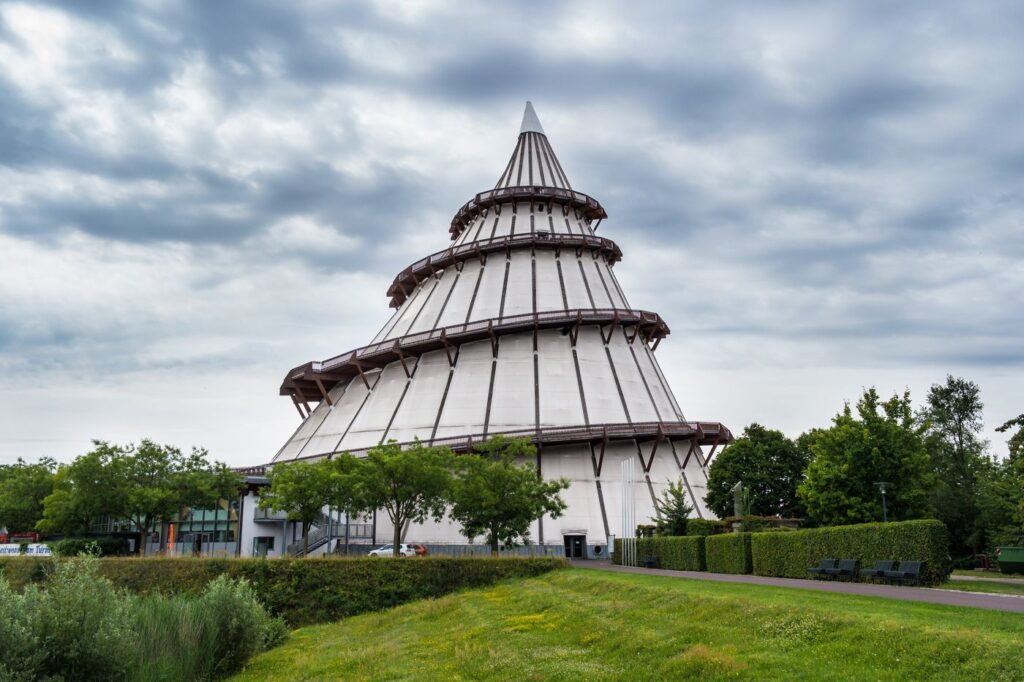 Jahrtausendturm w Elbauenpark w Magdeburgu