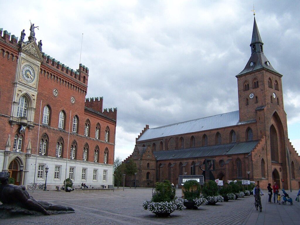 Katedra św. Kanuta i ratusz w Odense