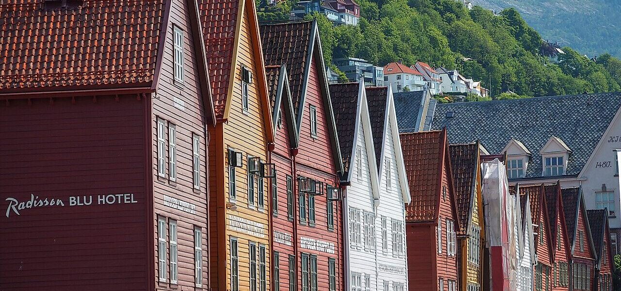 Kolorowe drewniane domy Bryggen w Bergen