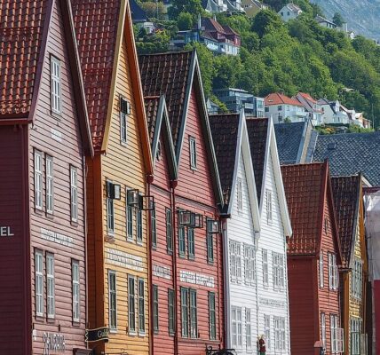Kolorowe drewniane domy Bryggen w Bergen