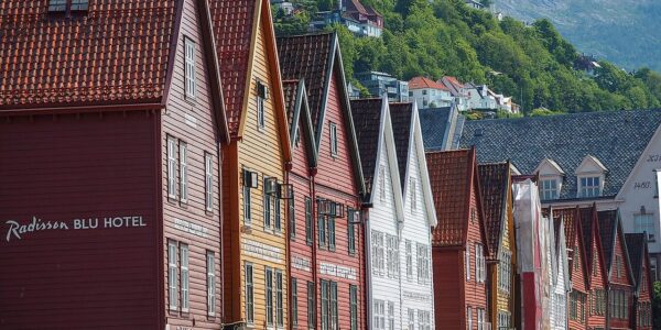Kolorowe drewniane domy Bryggen w Bergen