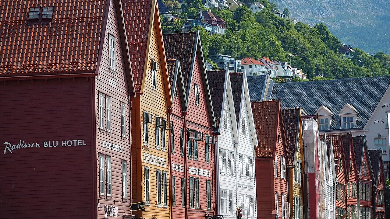 Kolorowe drewniane domy Bryggen w Bergen