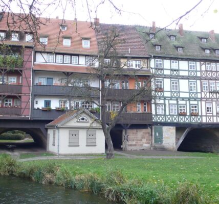 Krämerbrücke – zabudowany most nad rzeką Gera w Erfurcie
