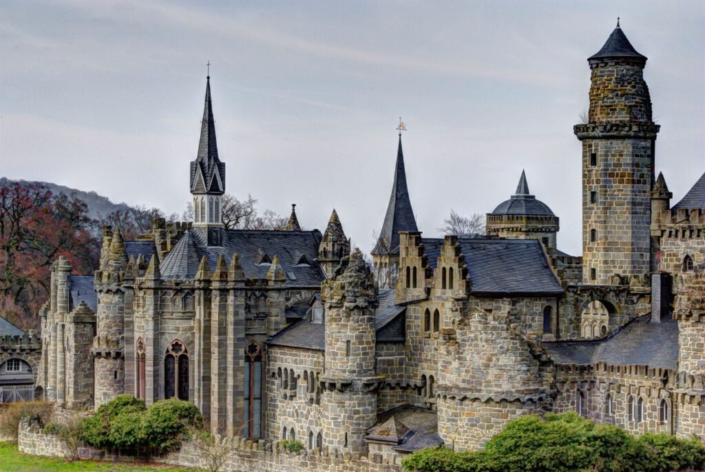 Löwenburg w Bergpark Wilhelmshöhe w Kassel