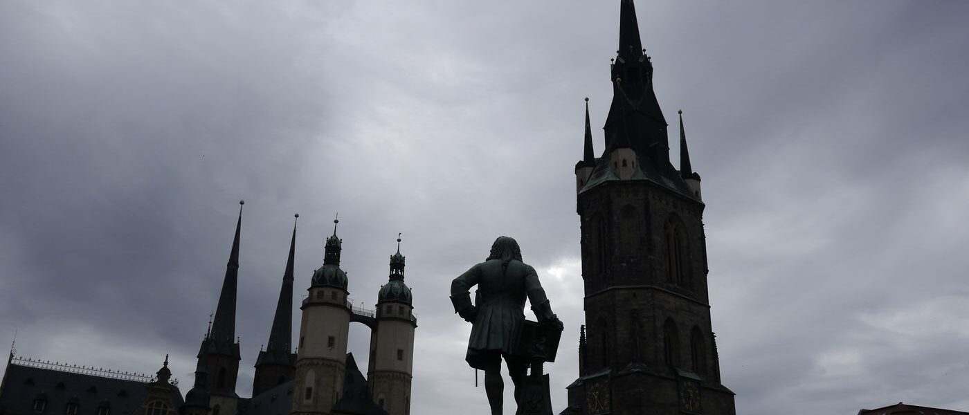 Marktplatz, pomnik Händla i panorama pięciu wież w Halle