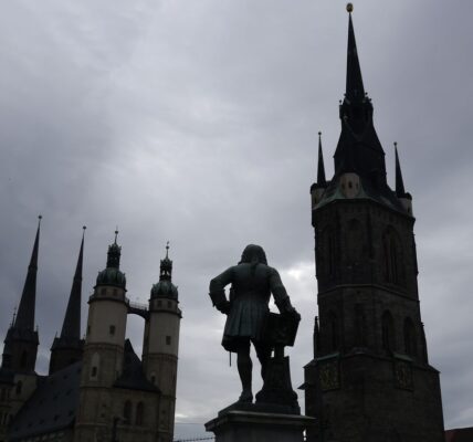 Marktplatz, pomnik Händla i panorama pięciu wież w Halle