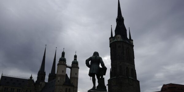 Marktplatz, pomnik Händla i panorama pięciu wież w Halle