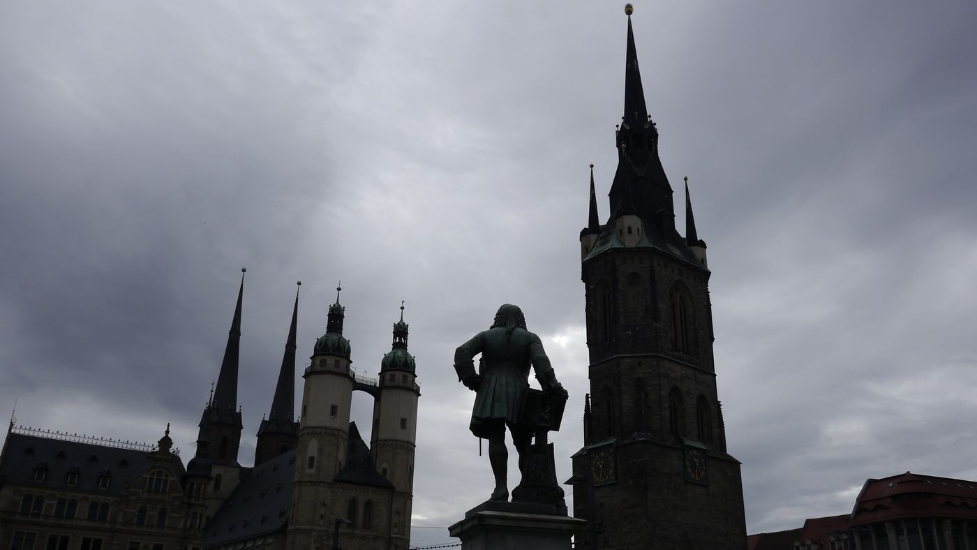 Marktplatz, pomnik Händla i panorama pięciu wież w Halle