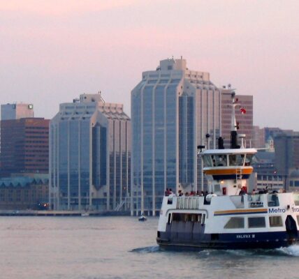 Panorama Halifax i prom płynący przez port