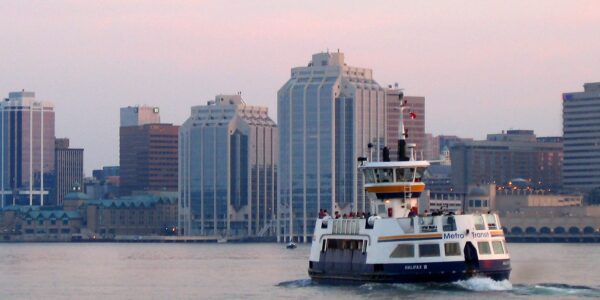 Panorama Halifax i prom płynący przez port
