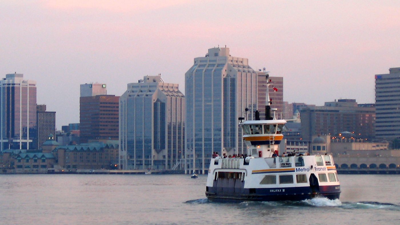 Panorama Halifax i prom płynący przez port