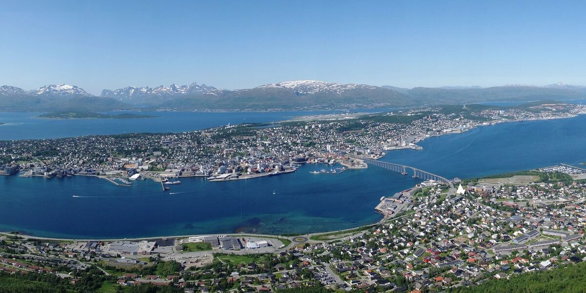 Panorama Tromsø widziana z góry Storsteinen