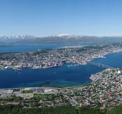 Panorama Tromsø widziana z góry Storsteinen
