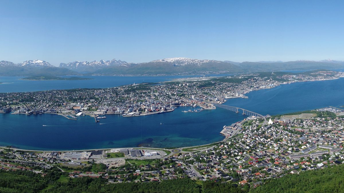 Panorama Tromsø widziana z góry Storsteinen