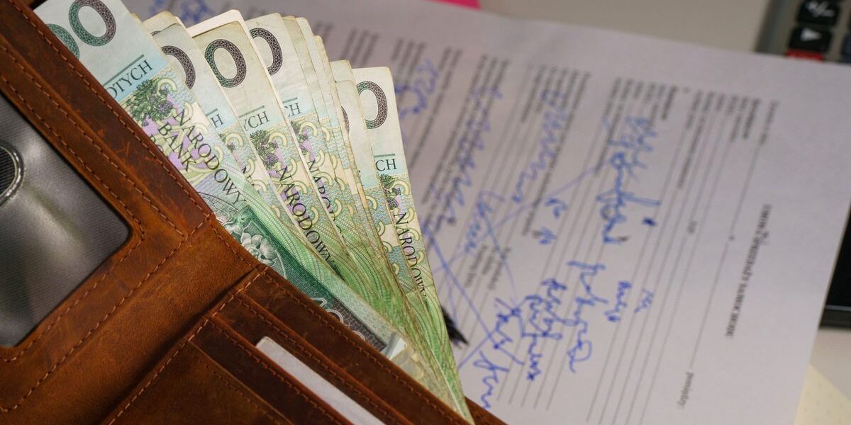 Polskie banknoty, portfel i dokument dotyczący odziedziczonych pieniędzy