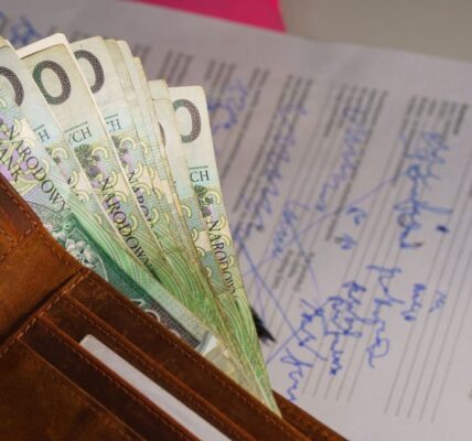 Polskie banknoty, portfel i dokument dotyczący odziedziczonych pieniędzy