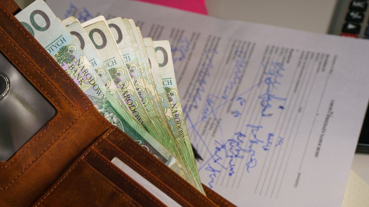 Polskie banknoty, portfel i dokument dotyczący odziedziczonych pieniędzy