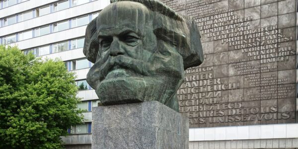 Pomnik Karola Marksa w centrum Chemnitz