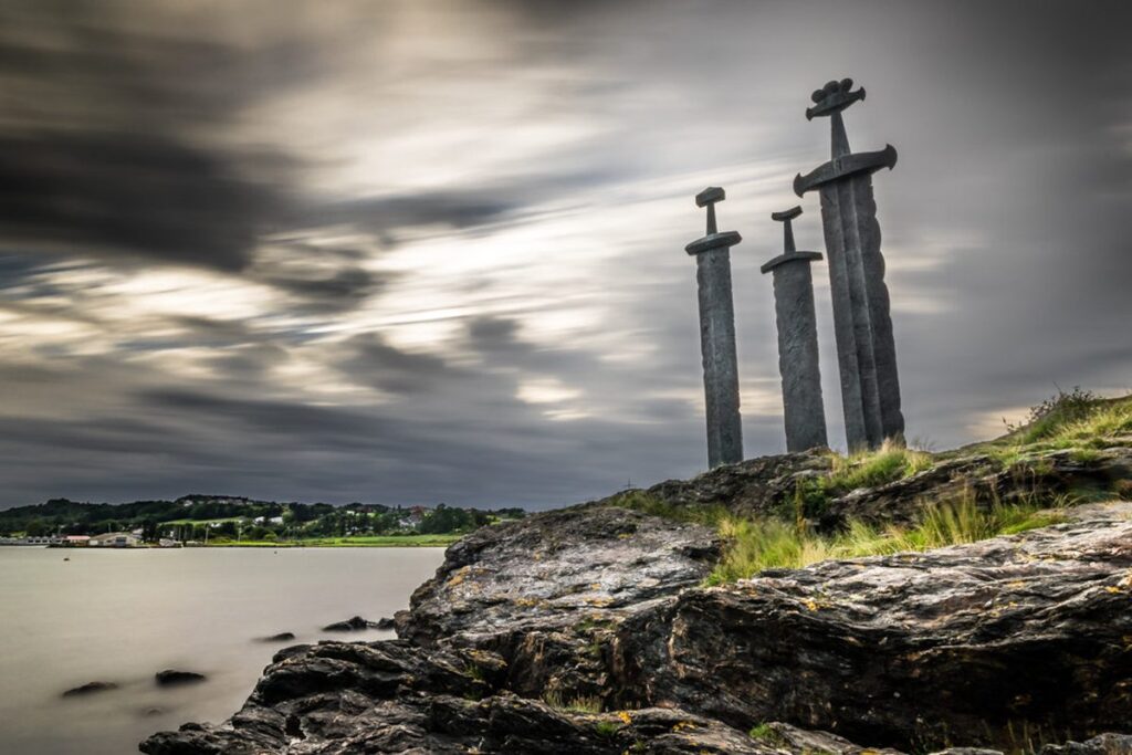 Pomnik Sverd i fjell nad Hafrsfjordem w Stavanger