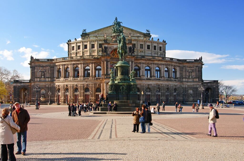 Semperoper przy Theaterplatz w Dreźnie