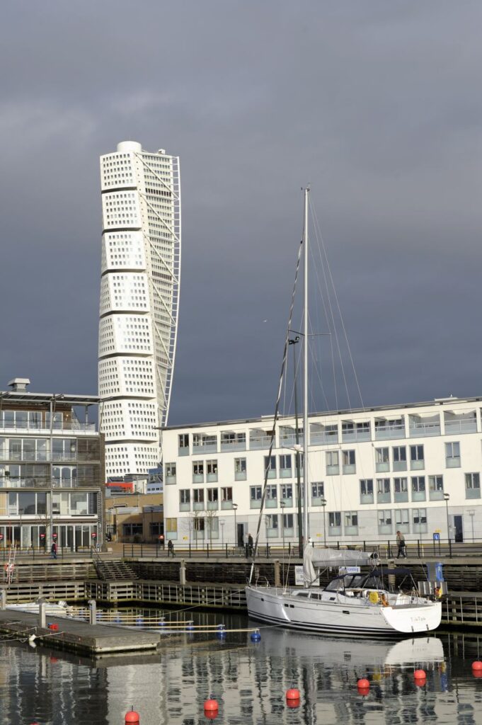Turning Torso w dzielnicy Västra Hamnen w Malmö