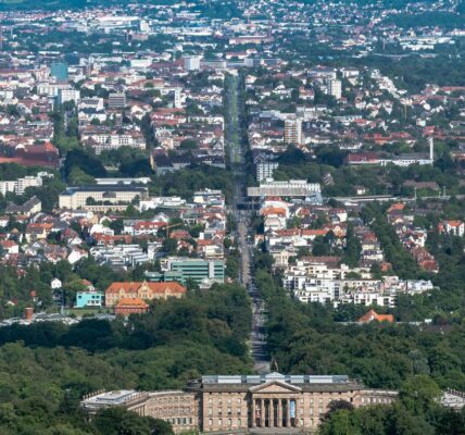 Widok z Bergpark Wilhelmshöhe na pałac i miasto Kassel