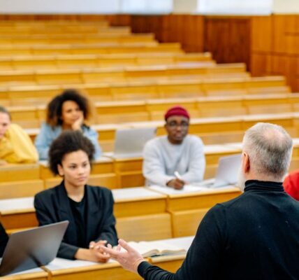 Profesor prowadzący wykład dla studentów na uniwersytecie