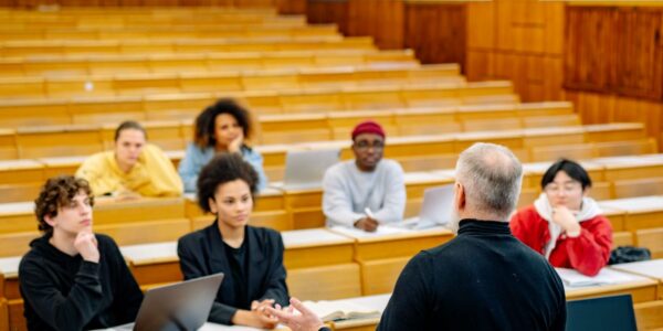 Profesor prowadzący wykład dla studentów na uniwersytecie