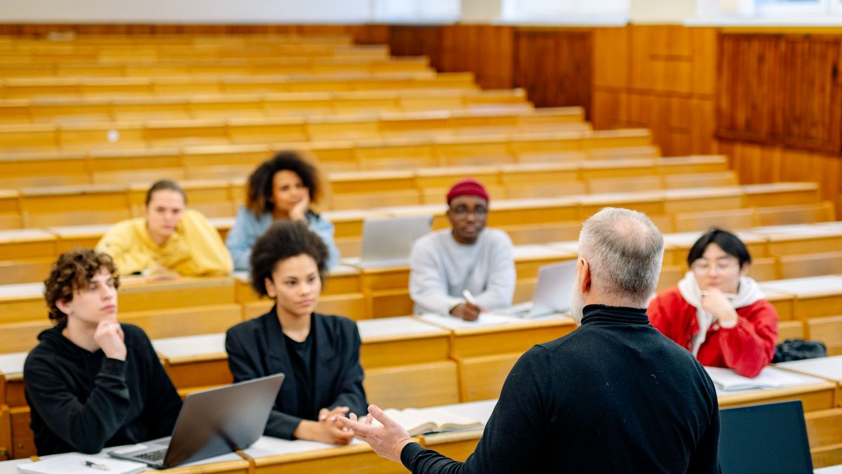 Profesor prowadzący wykład dla studentów na uniwersytecie