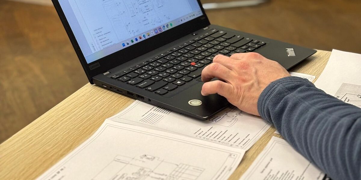 Specjalista analizujący dokumentację potrzebną do świadectwa charakterystyki energetycznej mieszkania