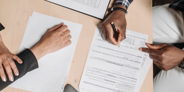 Pracownik podpisujący dokument dotyczący wypowiedzenia umowy o pracę